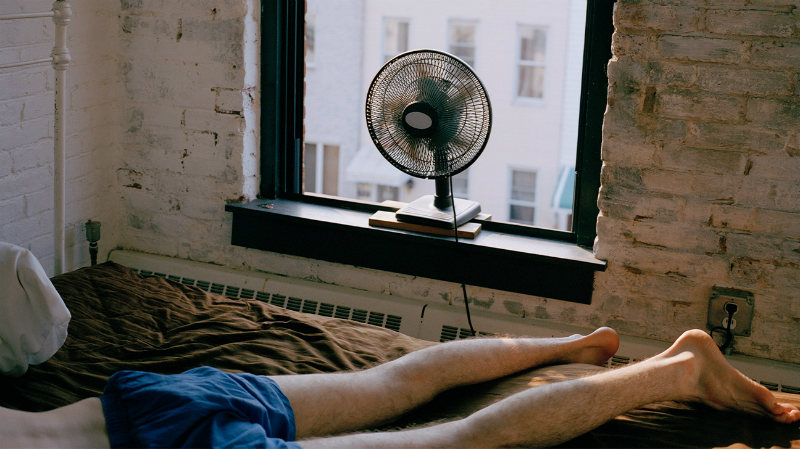 Как быстро уснуть в жару: 6 простых советов