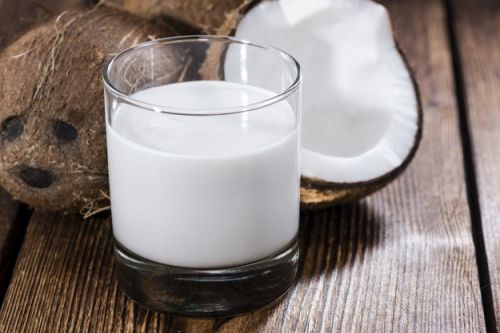 Кокосовое молоко (полученное из отжатых мякоти и млечного сока), замороженное