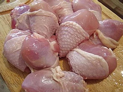 Курица, подготовленная к жарке, мясо, кожа, потроха и шейки, сырые