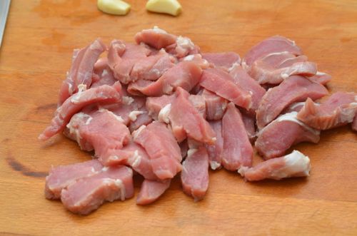 Свинина, свежая,разделанная, нарезаная кусками(филей и лопаточная чать), мясо с жиром,сырая