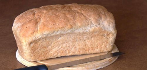 Хлеб белый, приготовленный по рецепту, сделанный из обезжиренного сухого молока