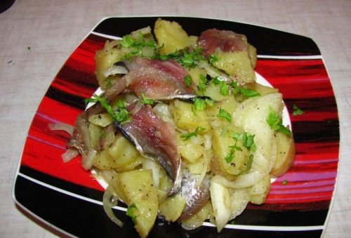 Кильки с картофельным салатом и яйцом
