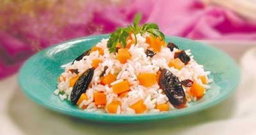 Морковь тушеная с рисом и черносливом