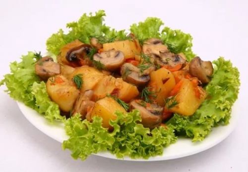 Картофель, тушённый с грибами