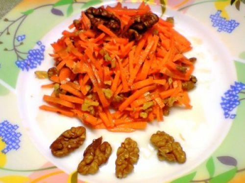 Салат из моркови с орехами и медом