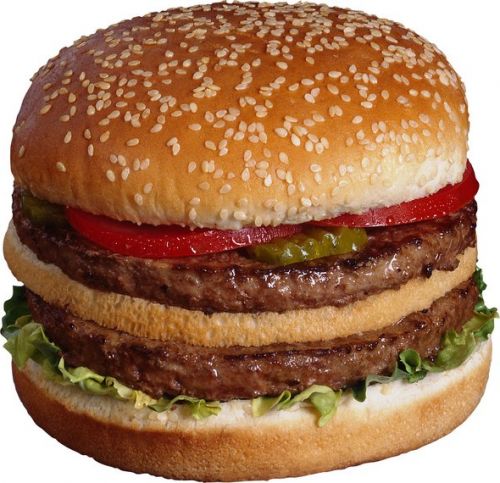 Фаст-фуд, гамбургер, двойной, с большой котлетой и овощами, приправленный