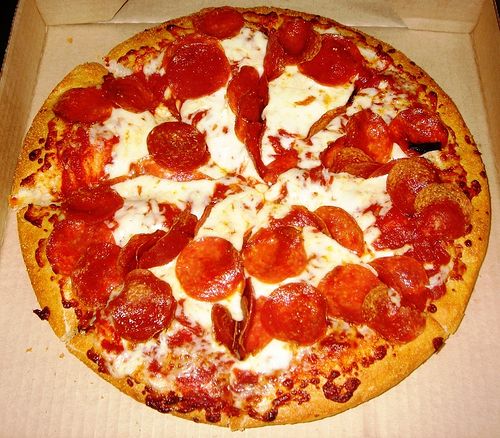 PIZZA HUT, пицца с паперони "Pepperoni Pizza", на стандартном корже, 12 дюймов