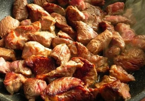Свинина, свежая, средняя часть филе с ребер, без костей, мясо с жиром, жареная насковороде.