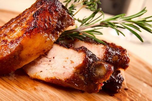 Свинина, свежая, средняя часть филе с ребер , с костью, мясо вместе с жиром, печеная