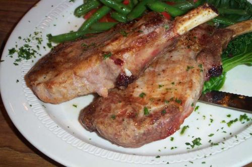 Свинина, свежая, средняя часть филе , с костью, отделенное постное мясо, жареная