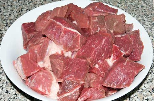 Свинина, свежая, состоящая из обрезков (ноги, филе, лопатки и ребрышек), мясо вместе с жиром, сырая