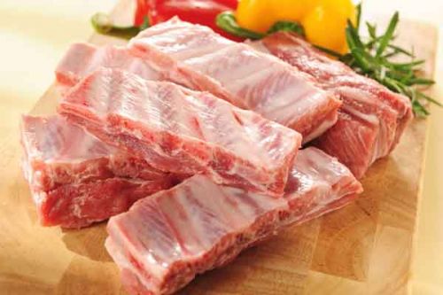Свинина, свежая, свиные ребра с тонким слоем мяса, мясо вместе с жиром, сырая