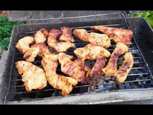 Индейка, цыплята для жарки, грудка, мясо и кожа, приготовленные, жареные на открытом огне