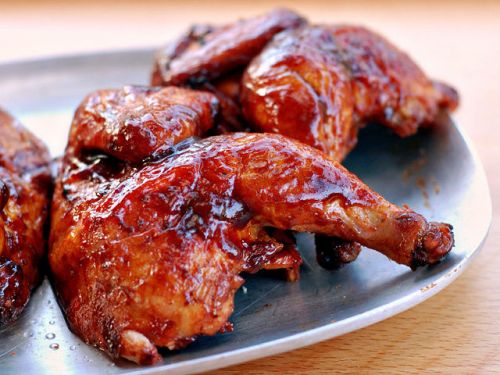 Курица, приготовленная к жарке, темное мясо, только мясо, приготовленное, жареное на открытом огне