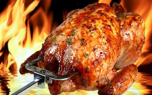 Курица, подготовленная к жарке, мясо и кожа, приготовленные, жареные на открытом огне