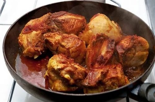 Курица, бройлеры или цыплята, темное мясо, только мясо, приготовленное, обжаренное