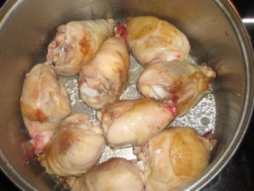 Курица, бройлеры или цыплята, темное мясо, мясо, кожа, приготовленные, тушеные
