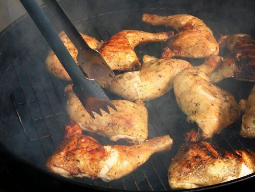 Курица, бройлеры или цыплята, окорочка, мясо, кожа, приготовленные, жареные на открытом огне
