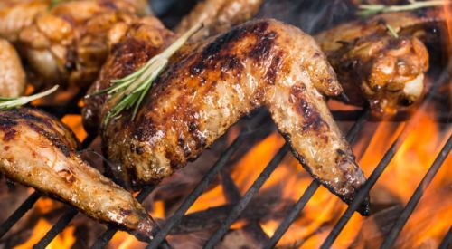 Курица, бройлеры или цыплята, крылышки, мясо, кожа, приготовленные, жареные на открытом огне