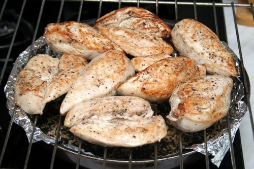 Курица, бройлеры или цыплята, грудка, только мясо, приготовленное, жареное на открытом огне
