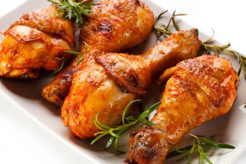 Курица, бройлеры или цыплята, бедра, только мясо, приготовленное, жареное на открытом огне