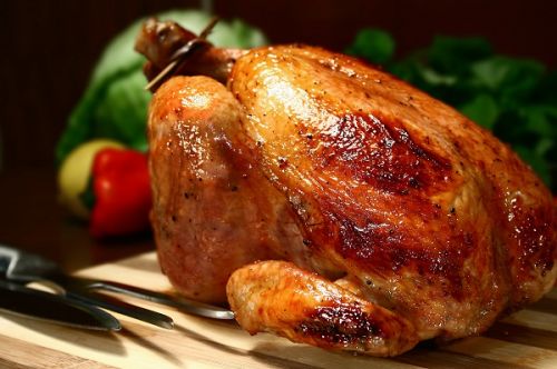 Курица каплун, мясо и кожа, приготовленные, жареные на открытом огне