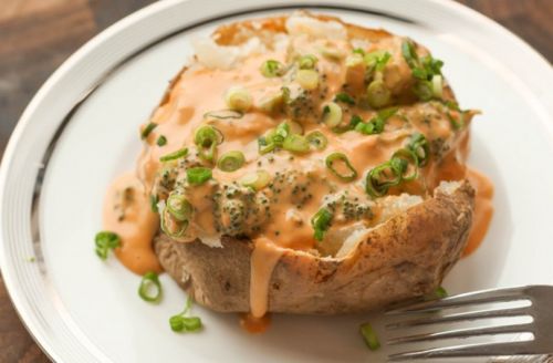 Фаст-фуд, картошка, запеченная, заправленная сырным соусом и брокколи