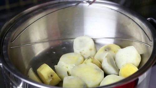 Картофель сладкий, листья, приготовленные на пару, без соли