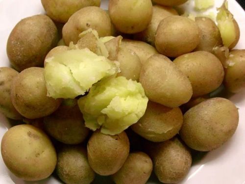 Картофель в мундире, приготовленный в микроволновой печи, сердцевина, без добавления соли