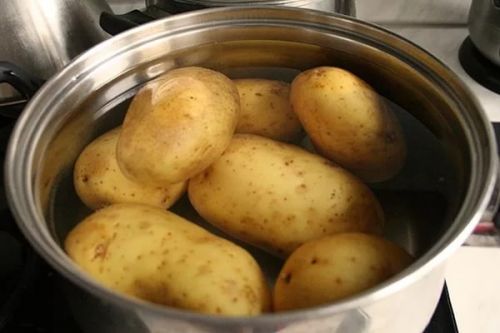 Картофель в мундире, приготовленный в микроволновой печи, кожура, с солью