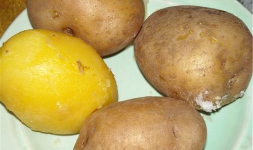 Картофель в мундире, приготовленный в микроволновой печи, кожура и сердцевина, с солью