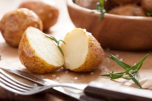 Картофель в мундире, приготовленный в микроволновой печи без добавления соли
