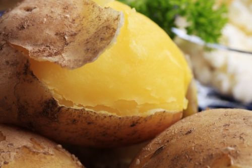 Картофель в мундире, вареный, сердцевина с солью