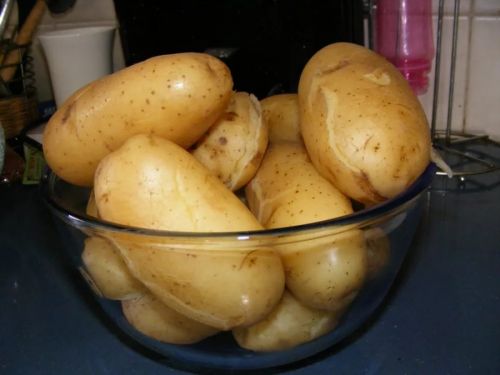 Картофель в мундире, вареный, кожура с солью