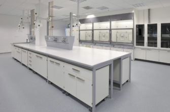 Які мають бути лабораторні столи та їх різновиди